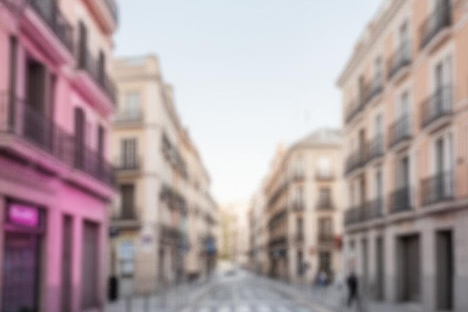 Vista urbana del entorno del despacho en Madrid con calles tranquilas y edificios de oficinas